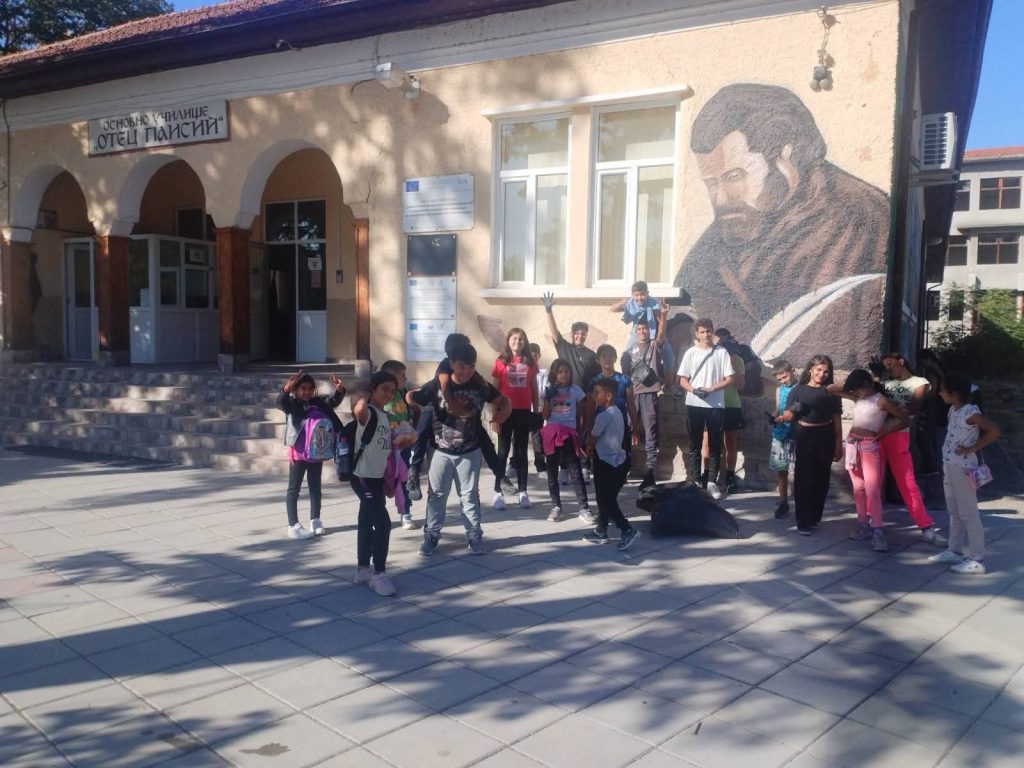 Учениците от ОУ „Отец Паисий“ се включиха активно в кампанията „Да изчистим България за един ден“